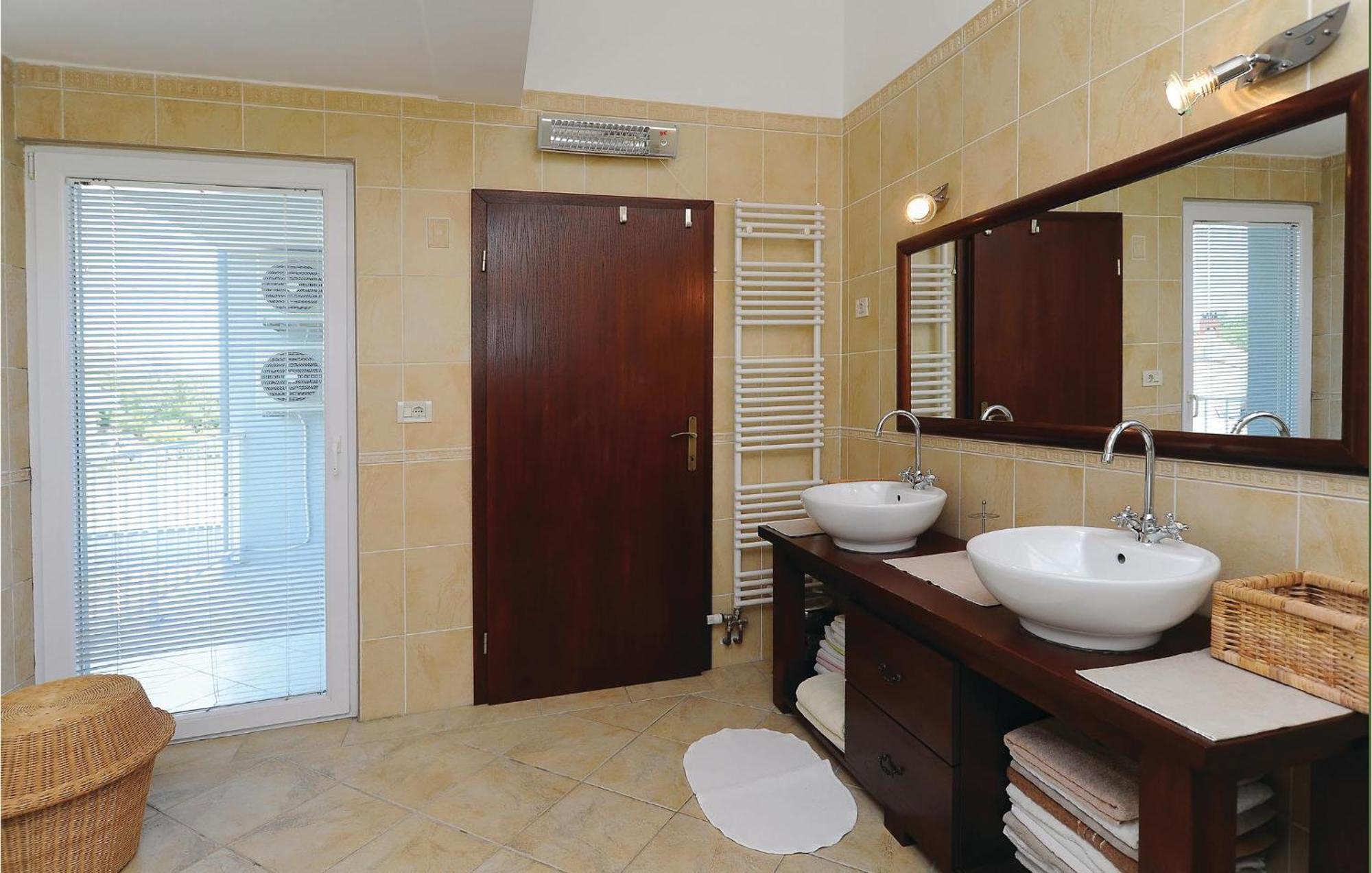 5 Bedroom Amazing Home In Debeljak Esterno foto